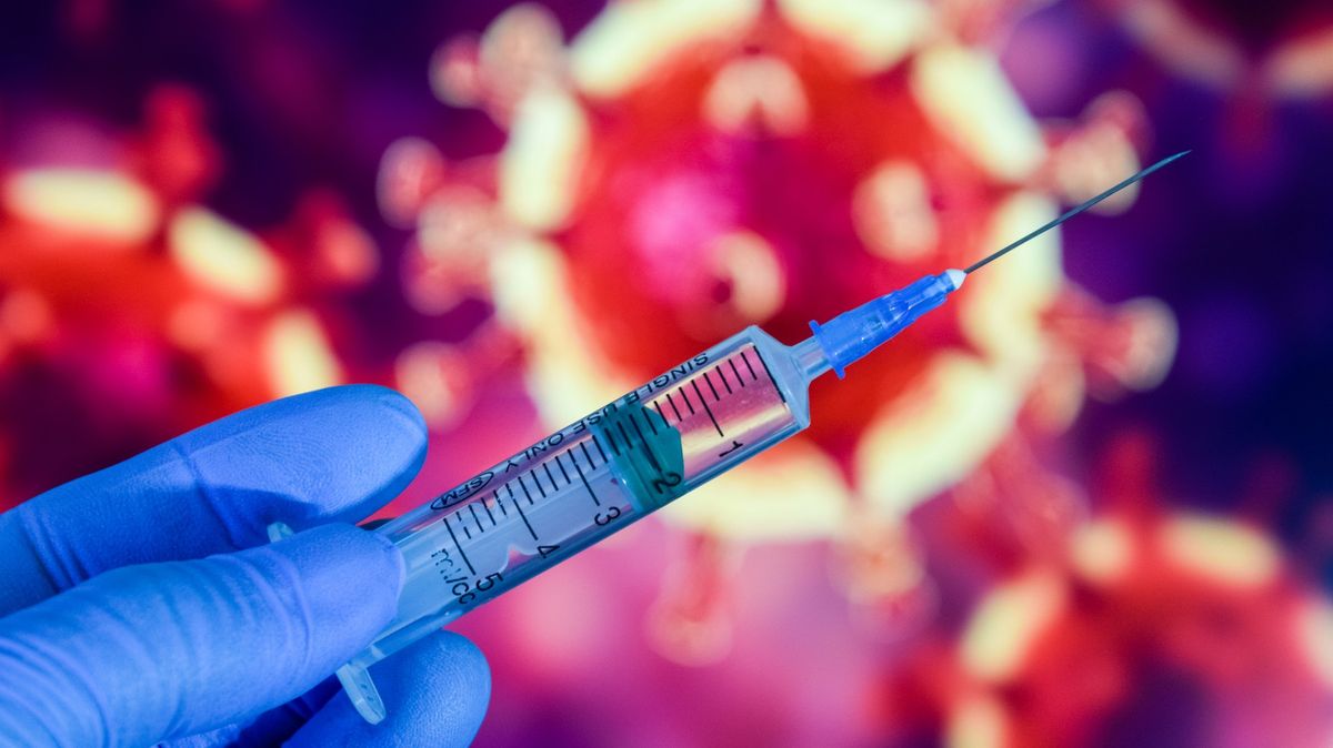 Británie zítra spustí test vakcíny na lidech. Hotová může být na podzim